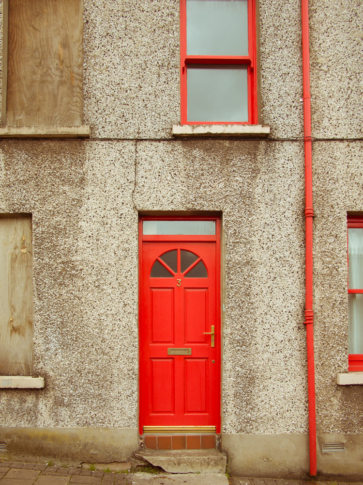 Как открыть красную дверь. Красная дверь. Красная деревянная дверь. Красная дверь на зеленом фасаде. Красные дверные проемы.